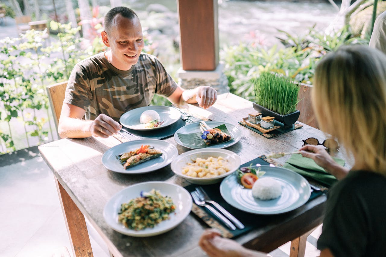 service-01 Outdoor dining with a couple enjoying a diverse and colorful meal on a sunny day.