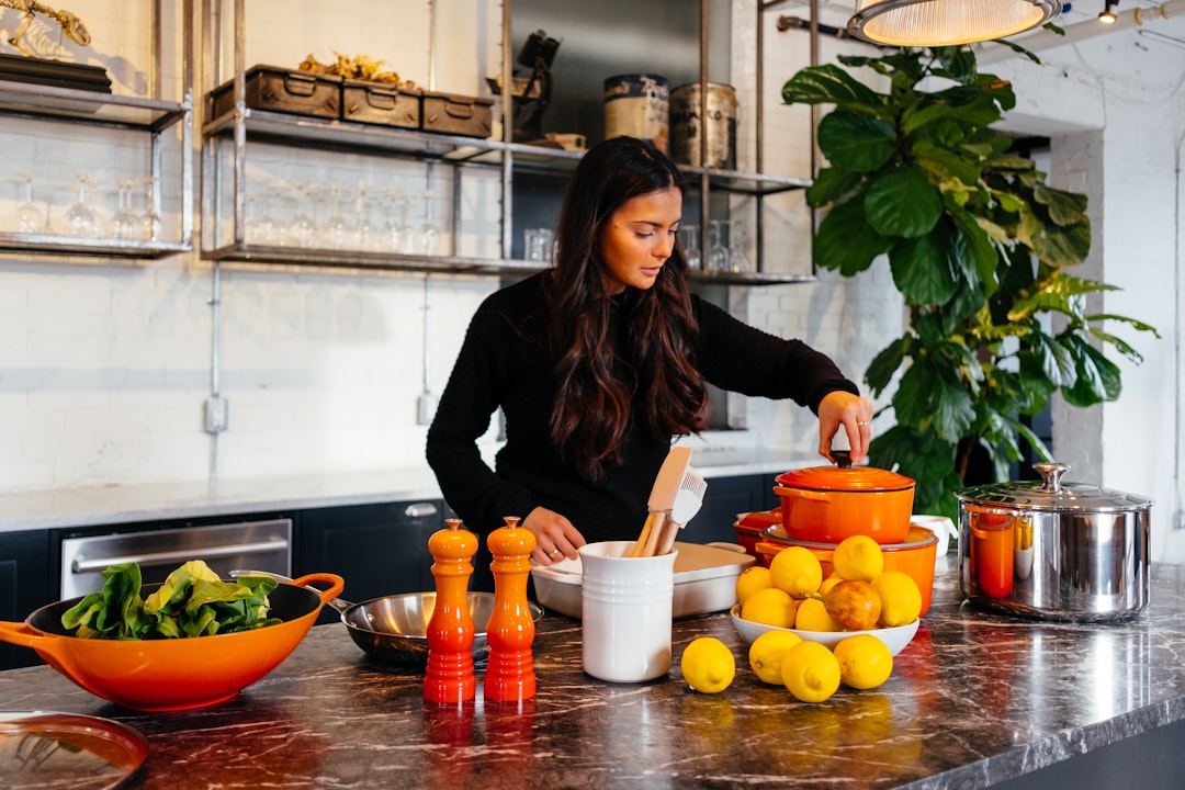 why-choose-us-02 woman-standing-in-front-of-fruits-holding-pots-lid-ktrov7eujms